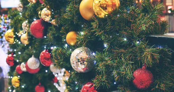 Barevné Třpytivé Ozdoby Ozdoby Ples Zdobené Vánoční Stromeček Svátky Zima — Stock fotografie
