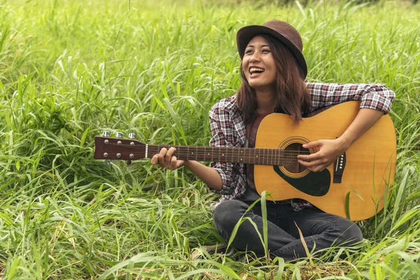 Junge Frauen Spielen Draußen Grünen Park Akustikgitarre Frau Die Hause — Stockfoto