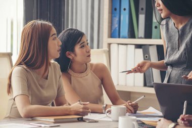 Çeşitli şirket işbirliği toplantıları beyin fırtınası yapan iş yerleri. Asya Şirketi Toplantısı takım çalışmasıyla beyin fırtınası yapıyor. Çeşitlilik İş Adamları Şirket işyerinde Birlikte Çalışıyor.