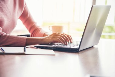 Ev bilgisayarında çalışan bir kadın merkez ofiste online toplantı yapıyor. Dizüstü bilgisayar kullanan girişimci Asyalı iş kadını kanepe teknolojisinde yeni normal yaşam tarzında oturuyor. Klavye dizüstü bilgisayarı yazan mutlu kadın