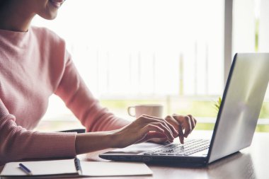 Ev bilgisayarında çalışan bir kadın merkez ofiste online toplantı yapıyor. Dizüstü bilgisayar kullanan girişimci Asyalı iş kadını kanepe teknolojisinde yeni normal yaşam tarzında oturuyor. Klavye dizüstü bilgisayarı yazan mutlu kadın