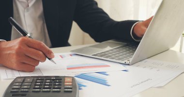 Finansal grafik grafikleri okuyan iş adamı renk paleti planlama bilgi pazarlama verilerini analiz ediyor. Akıllı telefon kullanan erkek elleri, ofis masasında dizüstü bilgisayar. Asyalı erkek ofis şirketinin iş bilgileri
