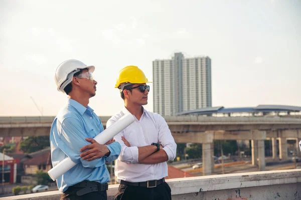 Dois Homens Engenheiro Olhar Para Projeto Empreiteiro Arquitetura Planta Desenvolvimento — Fotografia de Stock
