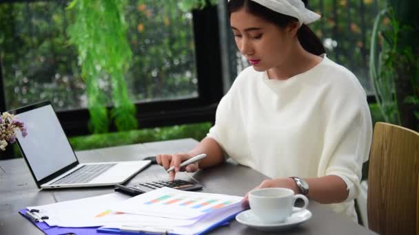 Mujer Asiática Freelance Utilizando Ordenador Portátil Escritorio Oficina Casa Mujer — Vídeo de stock
