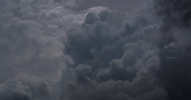 Kara gökyüzü arka planında dramatik kara fırtına yağmur bulutları. Kara Gök Gürültülü Bulutlar Yağmurlu Yer. Meteoroloji, fırtına felaketi iklimini tehdit ediyor. Kara bulutlu fırtına felaketi Gri gökyüzü