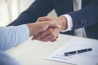 Takım İş Ortakları yeni projeyi başlatmak için el sıkışıyor. Ofis masasında el sıkışan takım çalışması ortaklığı. İş adamı ortaklar el sıkışır. İş konsepti