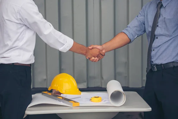 Sluit Magazijnmedewerker Een Hand Ingenieur Doet Zaken Met Partners Diversiteit — Stockfoto