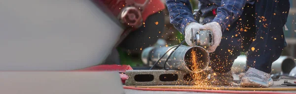 バナーメンズハンドは 保護グローブホットフレーム金属ワークカット火鉄工場を着用しています ロックミスは金属加工をカットしました コピースペースが付いている溶接機械鉄の金属の火花を使用して建設労働者の手 ロイヤリティフリーのストック画像