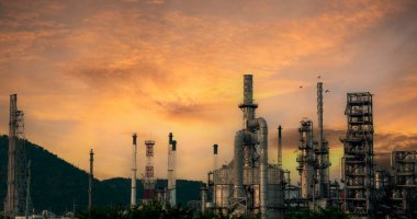 Petrol rafinerisi, ham depo, benzin ve kimya fabrikası olan petrol rafinerisi. Petrol varili ağır sanayi petrol rafinerisi imalat fabrikası. Rafineri endüstrisi konsepti