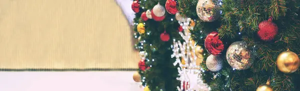 Πολύχρωμα Λαμπερά Στολίδια Μπάλα Στολίδι Διακοσμημένο Χριστουγεννιάτικο Δέντρο Στις Διακοπές — Φωτογραφία Αρχείου