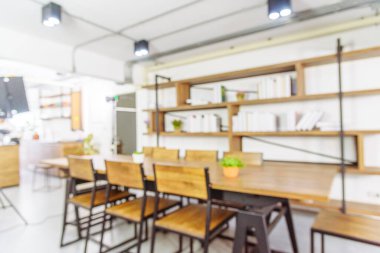 Alış veriş merkezindeki bulanık kafeterya kafeteryasında açık büfe satış mağazası var. Bulanık arkaplan tasarım masası sandalye pencereleri kapalı alan görüntüsünü dekore eder