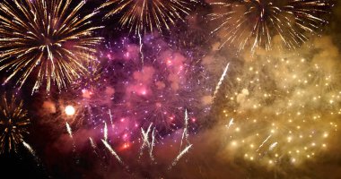 Mor Havai fişekler yıldönümünü kutluyor. Mutlu yıllar 2024, 4 Temmuz bayram festivali. Gece vakti mor havai fişekler ulusal bayramı kutluyor. 2024 Yeni Yıl Festivali için Violet havai fişek geri sayımı