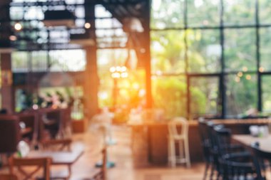 Alış veriş merkezindeki bulanık kafeterya kafeteryasında açık büfe satış mağazası var. Bulanık arkaplan tasarım masası sandalye pencereleri kapalı alan görüntüsünü dekore eder