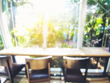 Bulanık arkaplan iç tasarım masa sandalyesi penceresi kapalı alan görüntüsünü dekore eder. Alış veriş merkezindeki bulanık kafeterya kafeteryasında açık büfe satış mağazası var.