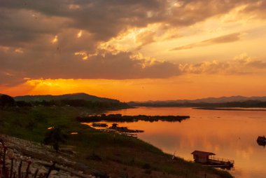 Siluet sükunet mevsimi vahşi doğa huzur manzarası. Huzurlu göl kırsal kesimde gün doğumu deniz kenarı yansıması. Günbatımında tropikal inanılmaz dramatik altın gökyüzü manzaralı nehir kıyısı okyanusu üzerinde.