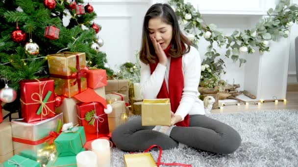 Asian Woman Unwrap Christmas Gift Box Xmas Tree Got Surprise — Stock Video
