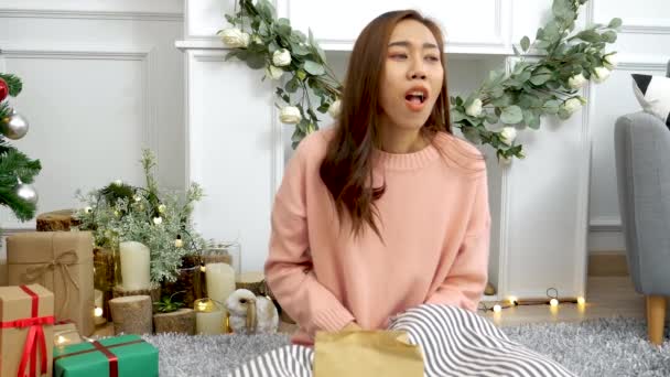 Asyalı Kadın Noel Ağacının Altında Hediye Kutusunda Oturuyor Sürpriz Bir — Stok video