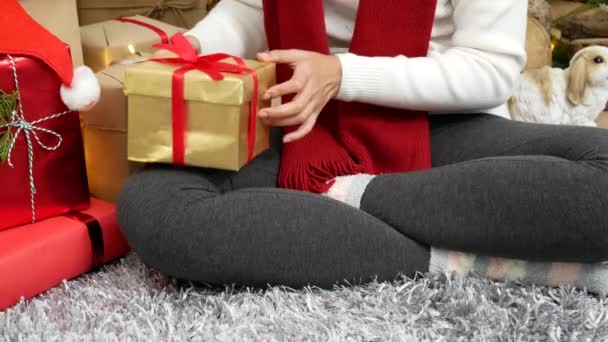 Ασιάτισσα Ξετυλίγει Χριστουγεννιάτικο Κουτί Δώρου Κάτω Από Χριστουγεννιάτικο Δέντρο Πήρε — Αρχείο Βίντεο
