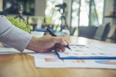 Grafik veri tabanında grafik ve tablo veri numarasıyla Excel istatistik iş analizi grafiği istatistiği. Excel istatistik mali tablolar doküman iş grafiği grafiklerini gösteren muhasebeci eller