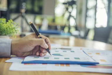 Grafik veri tabanında grafik ve tablo veri numarasıyla Excel istatistik iş analizi grafiği istatistiği. Excel istatistik mali tablolar doküman iş grafiği grafiklerini gösteren muhasebeci eller