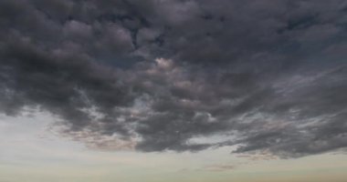 Karanlık fırtına, dramatik kara gökyüzü arkaplanını gölgeliyor. Fırtınadan önce kara bulutlar geliyor. Meteoroloji fırtına iklimini tehdit ediyor. Koyu bulutlu fırtına felaketi zaman kaybı kasvetli gri gökyüzü.