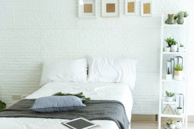 Arka plandaki bulanık yatak odası. İç dekorasyon odasında. Temiz, yumuşak yatak stili dekorasyon. Fotokopi odası olan yatakhane. Modern apartman beyaz ışık moda. Bulanık arkaplan içeride odaklanmış.