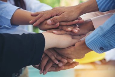 Ortaklar şirket ofisinde toplanan iş adamlarından oluşan bir ekip oluşturur. Çeşitlilik Elleri, ortaklık ekiplerine katılıyor. Başarı Birleşme Ortaklığı