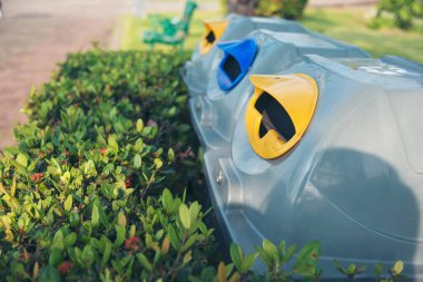 Çöp tenekelerinin geri dönüşüm çöpü plastik konteynır koleksiyonunu sıralamak için. Yeniden kullan, azalt, geri dönüşüm işlemi sürdürülebilir yaşam tarzı çöp bidonu yeşil bahçede plastik kutu.