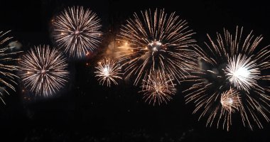 Altın Havai fişekler yeni yıl dönümünü kutluyor. 4 Temmuz bayram festivali 2024. Gece vakti havai fişekler ulusal bayramı kutluyor. Yeni yıla geri sayım 2023 altın parti zamanı etkinliği