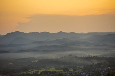 Gün batımı sıradağları güzel manzara sisi, alacakaranlık altın saat dramatik gökyüzü. Güzel manzara yüksek dağ sırtı sisi panorama manzarası şafak vakti dramatik gökyüzü. Gündoğumu manzarası dağ zirvesi.