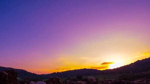 朝の紫色の空 日の出に活気に満ちたカラフルな青空の夏の時間 自然の美しい風景 美しい紫色の空 ロマンチックな劇的な風景 曇り屋外パラダイス ストックフォト