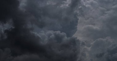 Kara gökyüzü arka planında dramatik kara fırtına yağmur bulutları. Kara Gök Gürültülü Bulutlar Yağmurlu Yer. Meteoroloji, fırtına felaketi iklimini tehdit ediyor. Kara bulutlu fırtına felaketi Gri gökyüzü