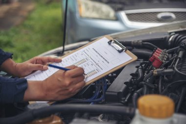 Otomotiv merkezindeki tamirci oto tamirhanesinde. Teknisyen atölyesi motor tamir araçları makine mühendisliği işi. Otomobil tamircisi eller araba tamir teknisyeni