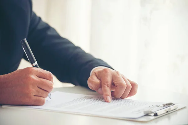 会議室でプロジェクトを開始するために新しい契約にペンの署名を使用してビジネスマンの手 経営者の手を閉じて会議室で契約の法的文書に署名します 業務協定の概念 ストック画像