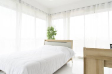 Arka plandaki bulanık yatak odası. İç dekorasyon odasında. Temiz, yumuşak yatak stili dekorasyon. Fotokopi odası olan yatakhane. Modern apartman beyaz ışık moda. Bulanık arkaplan içeride odaklanmış.