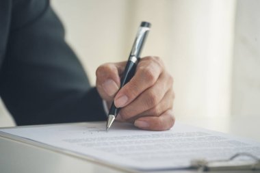 İş adamı, konferans odasında projelere başlamak için kalem imzası kullanıyor. İşletme müdürü toplantı odasında kontrat imzaladı. İş anlaşması kavramı