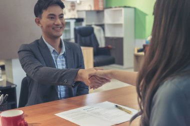 Takım İş Ortakları, Tebrik için el sıkışıyor toplantı odasında küçük bir iş kuruyorlar. Modern ofis el sıkışmasında el sıkışan takım arkadaşları. İş birleşmeleri ve satın almalar