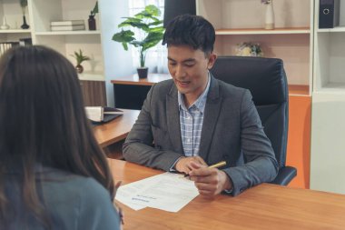 İnsan Kaynakları İK memurunun iş görüşmesi. Yeni çalışanın gülümseyen yüzüyle ofiste tokalaşması. İnsan Kaynakları Müdürü 'nün sorgulama özgeçmişi, yüz yüze. İş Görüşmesi Konsepti