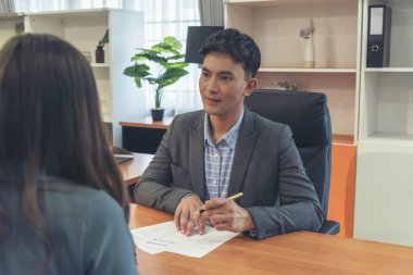 İnsan Kaynakları İK memurunun iş görüşmesi. Yeni çalışanın gülümseyen yüzüyle ofiste tokalaşması. İnsan Kaynakları Müdürü 'nün sorgulama özgeçmişi, yüz yüze. İş Görüşmesi Konsepti