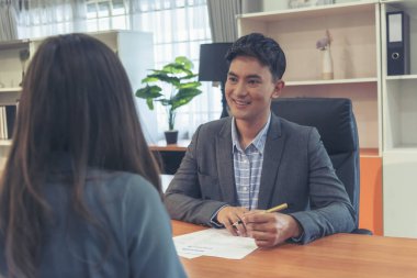 İnsan Kaynakları İK memurunun iş görüşmesi. Yeni çalışanın gülümseyen yüzüyle ofiste tokalaşması. İnsan Kaynakları Müdürü 'nün sorgulama özgeçmişi, yüz yüze. İş Görüşmesi Konsepti