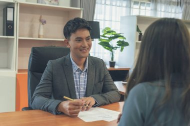 İnsan Kaynakları İK memurunun iş görüşmesi. Yeni çalışanın gülümseyen yüzüyle ofiste tokalaşması. İnsan Kaynakları Müdürü 'nün sorgulama özgeçmişi, yüz yüze. İş Görüşmesi Konsepti