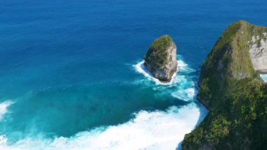 Turkuaz okyanus suyu beyaz dalga açık mavi deniz. Kuş bakışı canavar dalgası kayaya çarpıyor. Yazın açık deniz sahillerinde tropik deniz plajı. Okyanus adası güzel dramatik manzara. 
