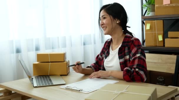 Online Verkäufer Nahaufnahme Hände Junge Asiatische Frau Tippt Laptop Tastatur — Stockvideo