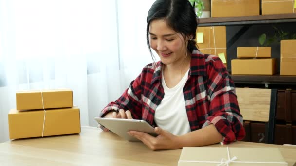 Online Verkoper Close Handen Jonge Aziatische Vrouw Typen Laptop Toetsenbord — Stockvideo