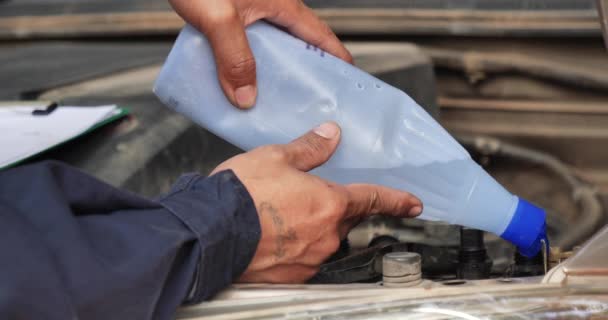 Carro Mecânico Homem Mãos Derramando Deionized Purificado Água Destilada Para — Vídeo de Stock
