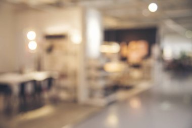 Perakende mağazasındaki bulanık arka plan alışveriş merkezi ışık saçan iş etkinliği. Marketin bulanık arka planı. Görüntü Kongresi Salonu seyircisi raflarda ürünleri sunar.