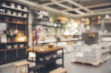 Perakende mağazasındaki bulanık arka plan alışveriş merkezi ışık saçan iş etkinliği. Marketin bulanık arka planı. Görüntü Kongresi Salonu seyircisi raflarda ürünleri sunar.