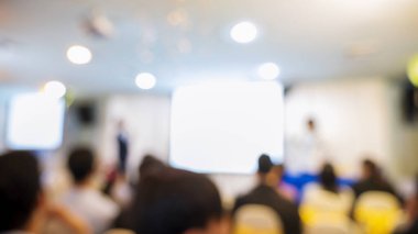 Bulanık arka plan insanları konferans salonundaki seminer etkinliğine katılıyorlar. Konferans odasında sunum toplantısı var. Kopyalama alanı ile bulanık arkaplan