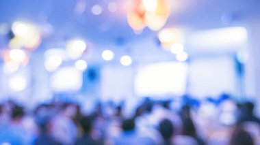 Bulanık arka plan insanları konferans salonundaki seminer etkinliğine katılıyorlar. Konferans odasında sunum toplantısı var. Kopyalama alanı ile bulanık arkaplan