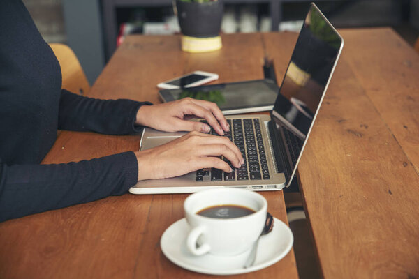 Блогер Woman hands typing laptop keyboard. Закройте руки женщинам с помощью ноутбука социальная сеть человек. внештатные девушки работают из дома через интернет-конференцию по телефону сидя на домашнем офисе утром время